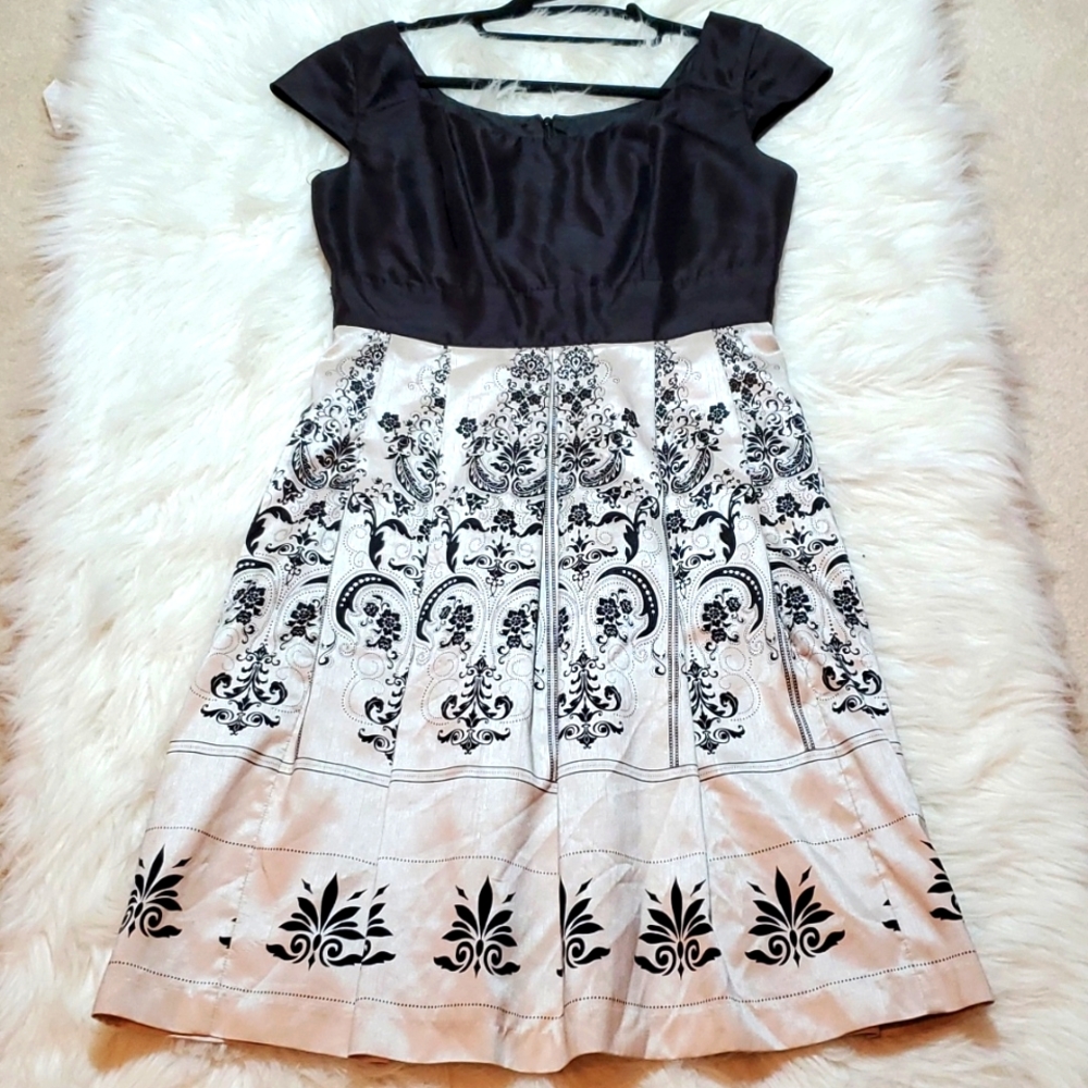 PS... STYLE size 8P dress fully lined, pleated skirt cap sleeve black cream